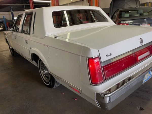 Used-1986-Lincoln-Town-Car-Cartier